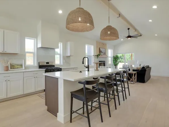 8 McLaughlin Ln, Sandia Park, NM 87047