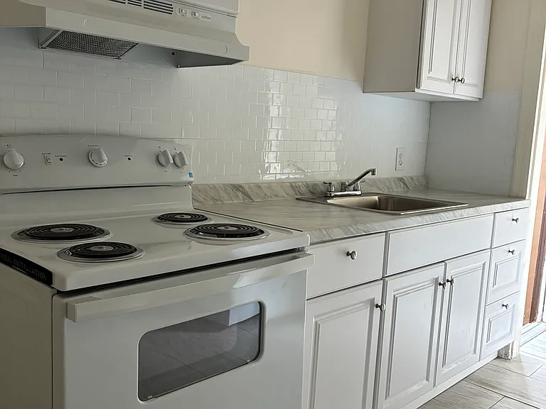 3118 SW 22nd Ter — Photo 1