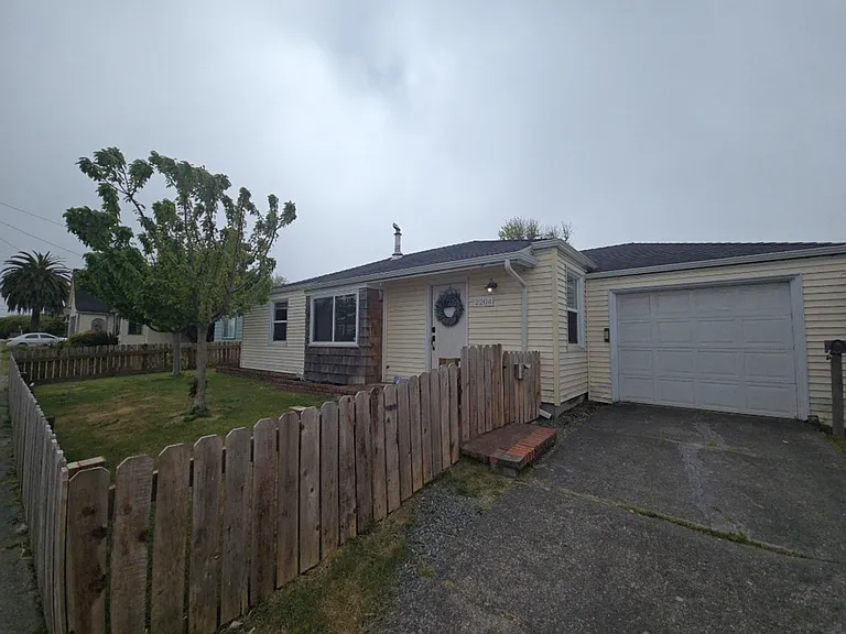 2204 F St — Photo 1