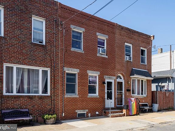3rd image of 2324 E Hagert St