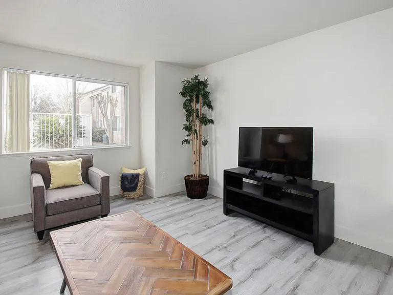 Glacier Point Apartments — Photo 8