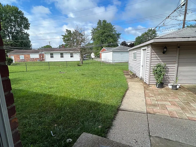 4832 Sidney St — Photo 16