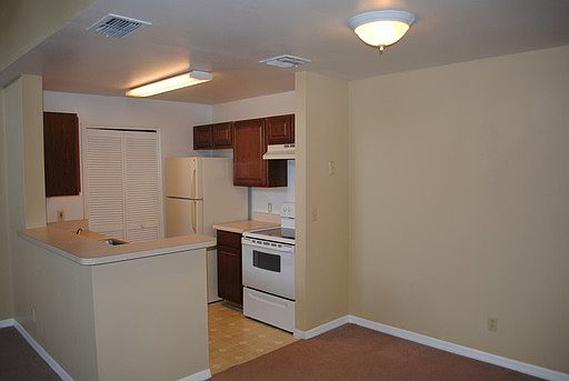 5th image of 6160 Westgate Dr APT 302