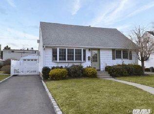 100 Wilfred Blvd, Hicksville, NY 11801