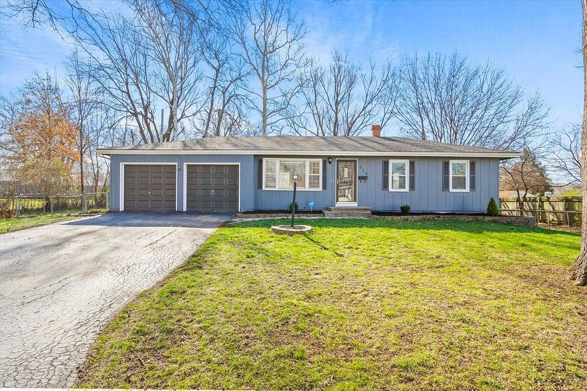 515 NW Frances Dr — Photo 1