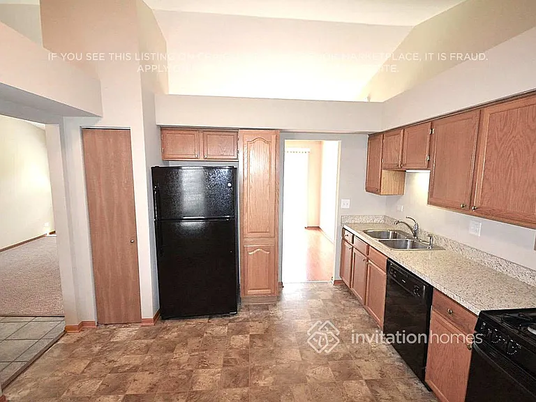 1241 Victoria Ct — Photo 3