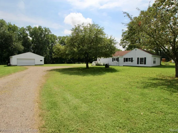 8900 Round Lake Rd, Laingsburg, MI 48848