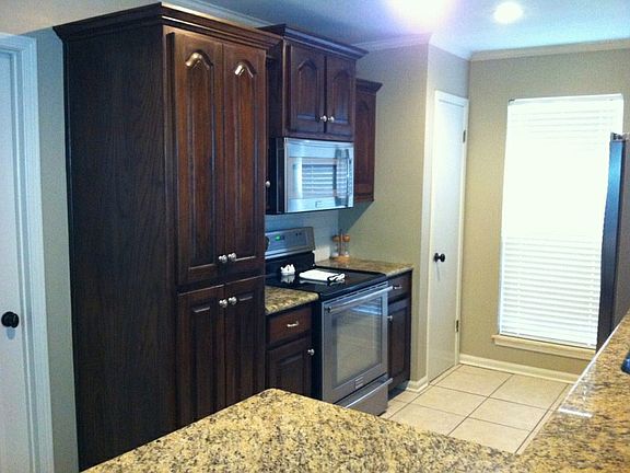 Kitchen-pantry and stove sid
