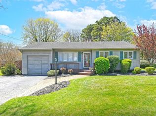 1646 Feureisen Ave, Bohemia, NY 11716
