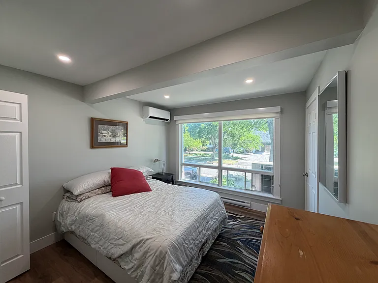 110 Oxford St — Photo 13