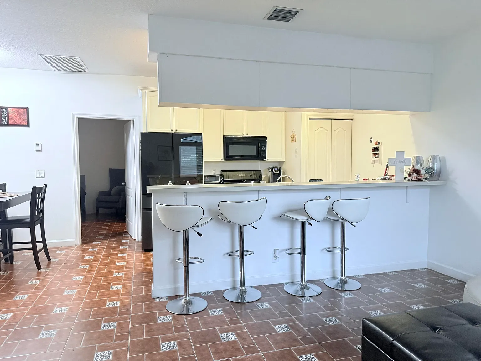 3 bed, 2.0 bath, 1060 sqft, $2,100 — Photo 4