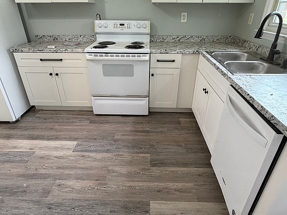 4th image of 100 Maplewood Dr APT B