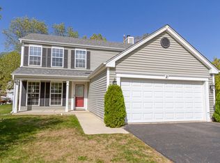 2 Hummingbird Ct, Streamwood, IL 60107