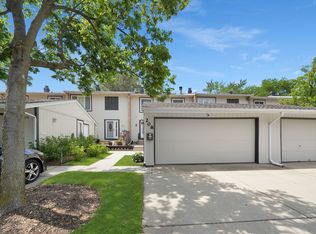 208 Spring Ct, Bloomingdale, IL 60108