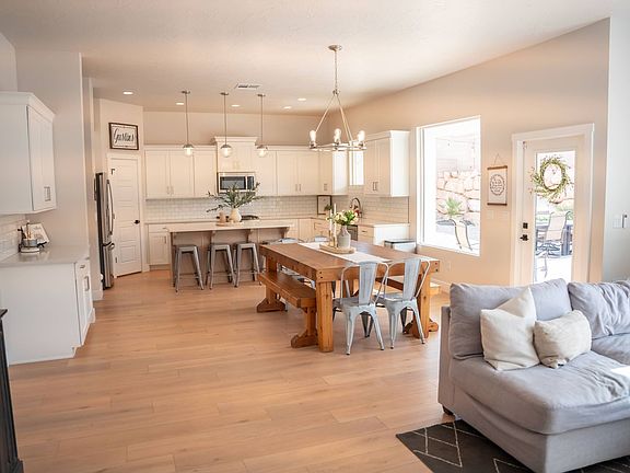 3rd image of 1322 E Toliman Way