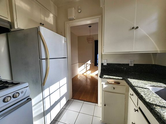 5th image of 10327 1/4 Ashton Ave