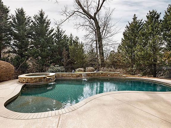 4th image of 300 Knoll Woods Dr