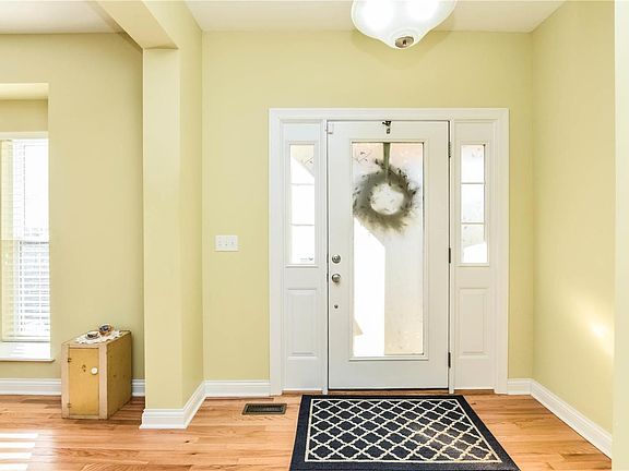 3rd image of 3810 Linden Tree Ln