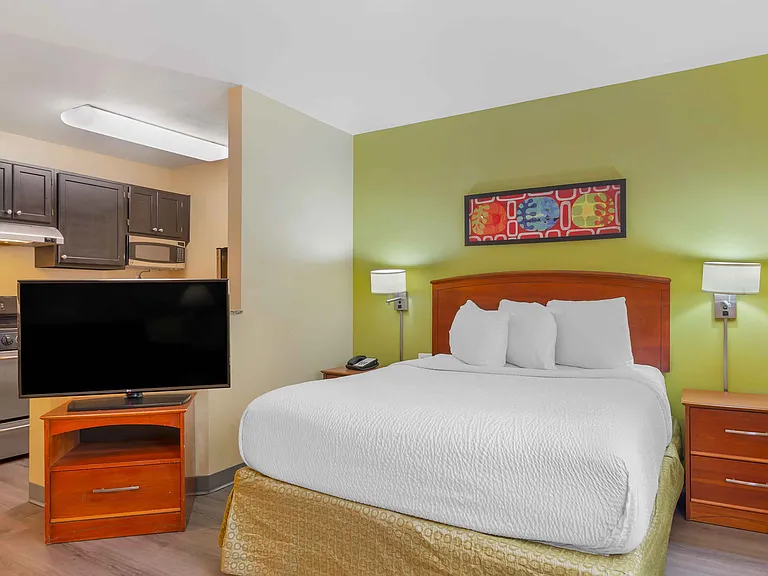 Deluxe Studio - 1 Queen Bed