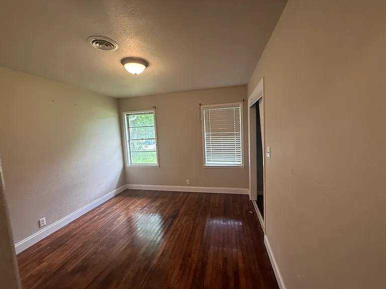801 Pecan St — Photo 13