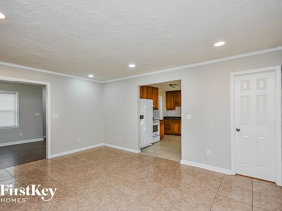 3rd image of 1335 Mountain Dr NE