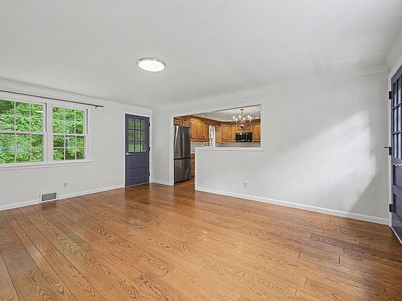5th image of 10 Raymond Dr