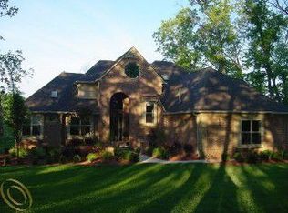 10400 Rockland Ct, South Lyon, MI 48178