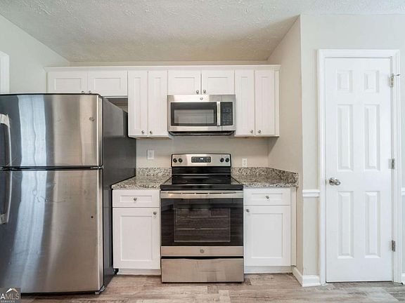 4th image of 40 Princeton Ct