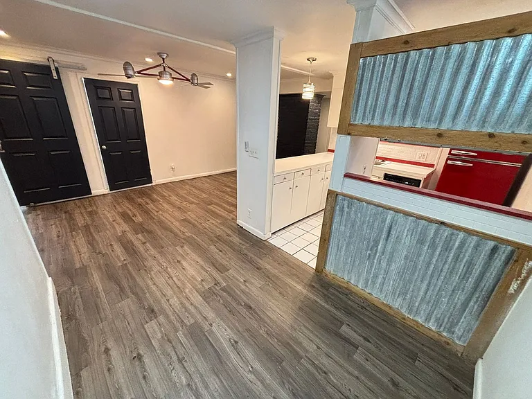 621 N Leverett Ave — Photo 2