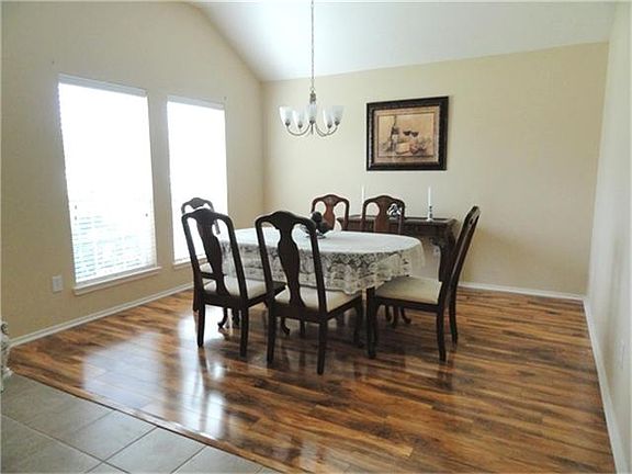 Formal Dining, Laminate floors, tile entry 2in blinds