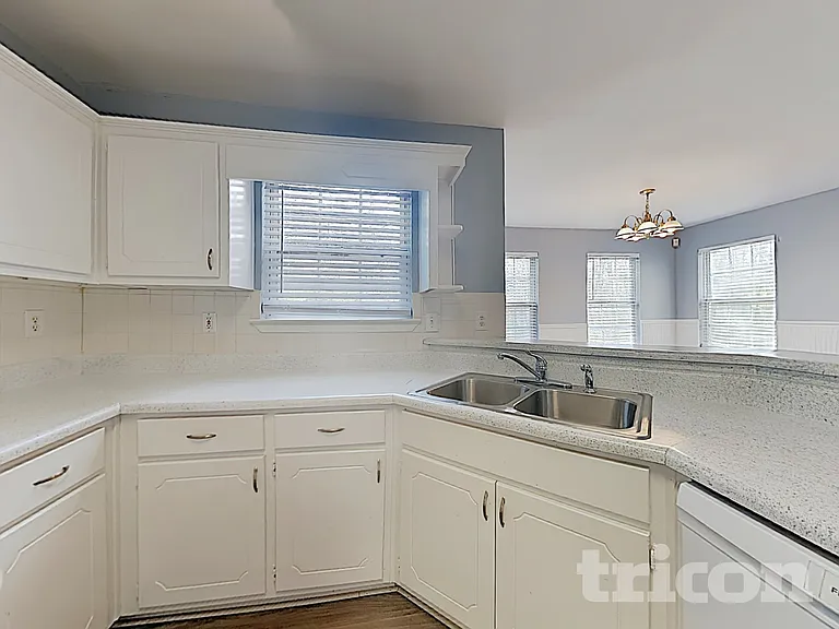 162 Robbens Dr — Photo 5