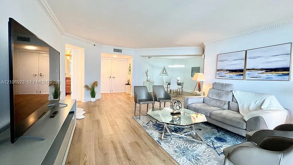 Corniche Condo — Photo 4