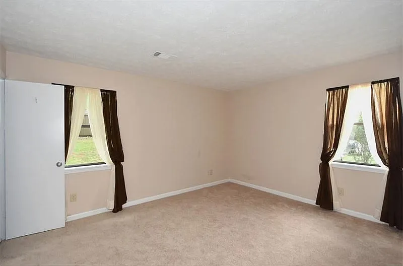 3 bed, 2268 sqft, $1,995 — Photo 3