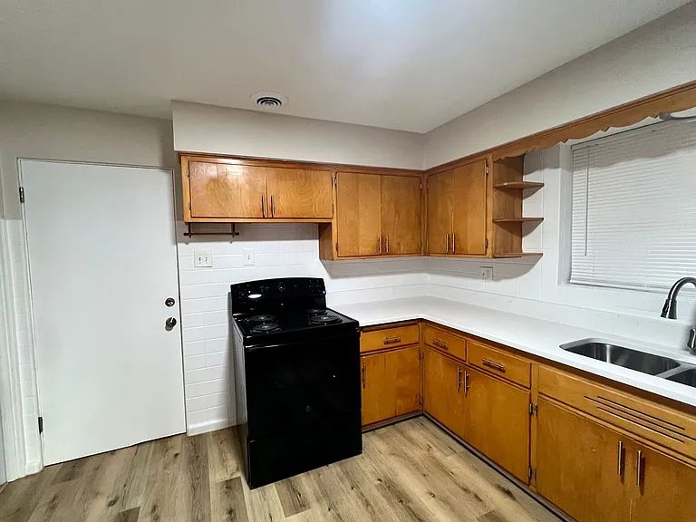 1515 Maple Ave — Photo 3