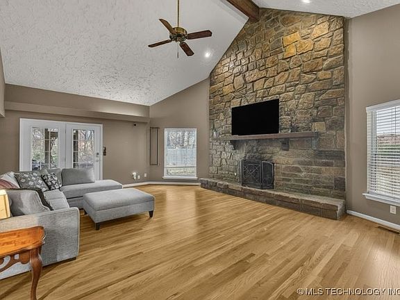 5th image of 7004 S Peach Ave