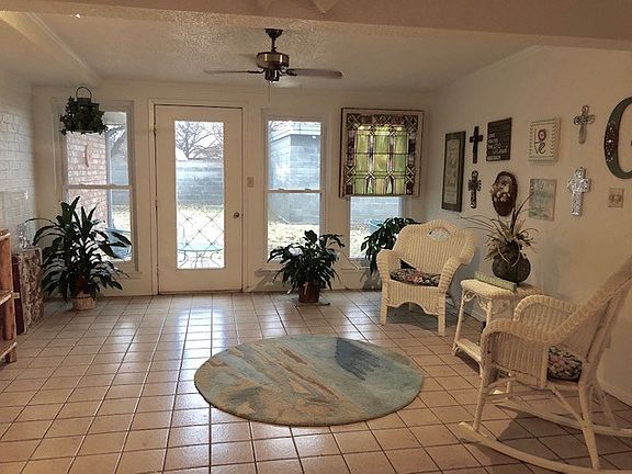 2nd image of 1105 Crescent Dr