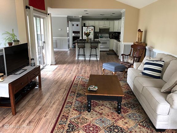 3rd image of 97 Commodore Cir