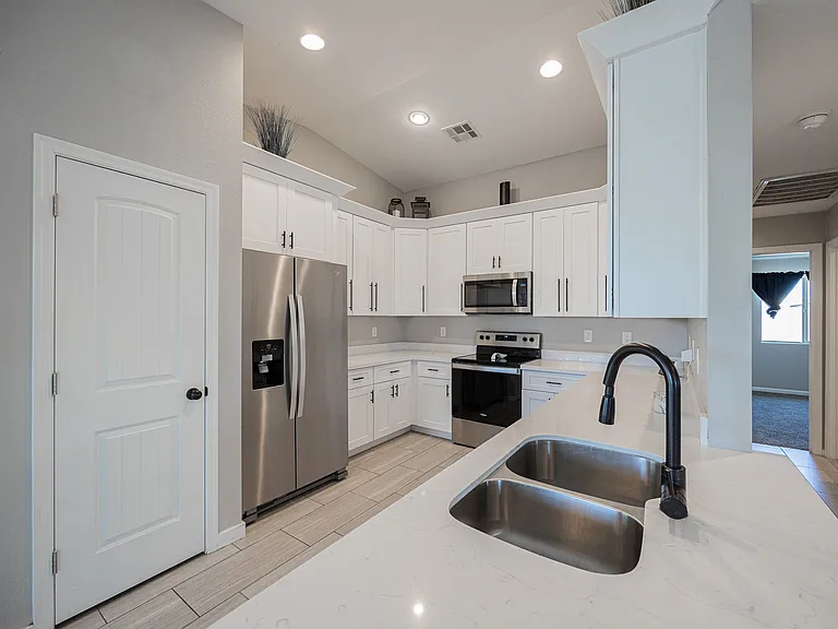 2547 E Illini St — Photo 11