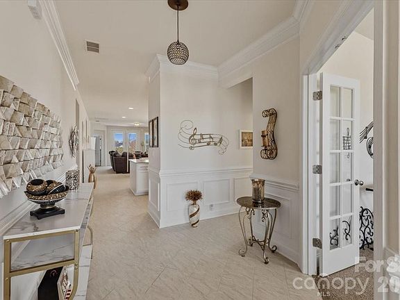 4th image of 2001 Paddington Dr