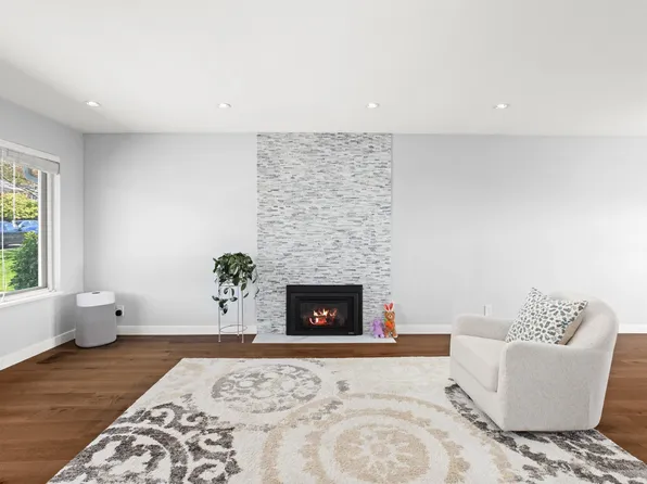 219 E 26th St, North Vancouver, BC V7N 1A7