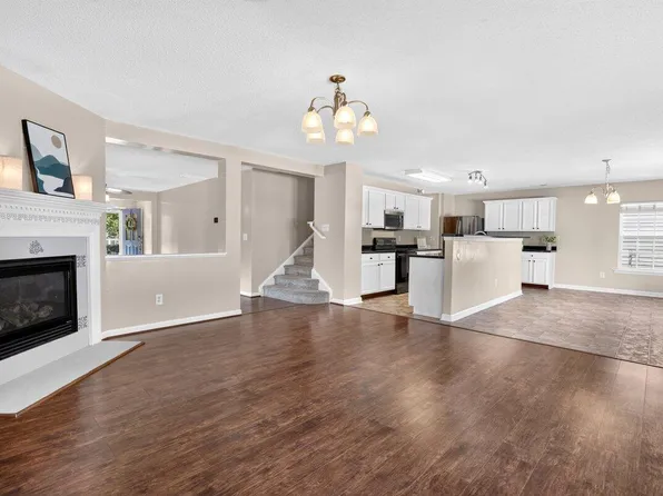 200 Georgetowne Dr, Clayton, NC 27520