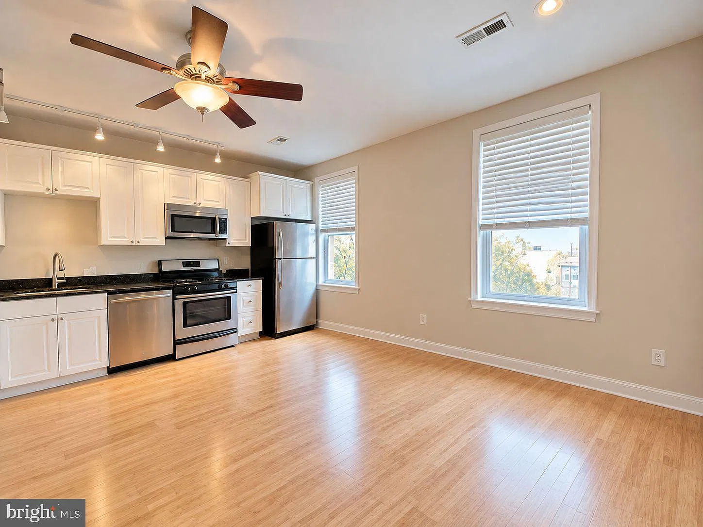 4 bed, 2.0 bath, 1200 sqft, $1,500 — Photo 4