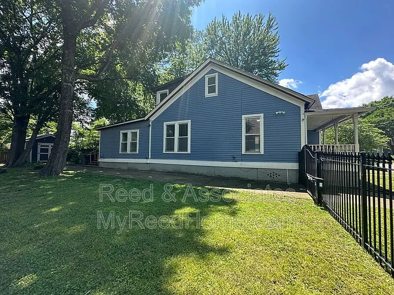 1042 Blythe St — Photo 14