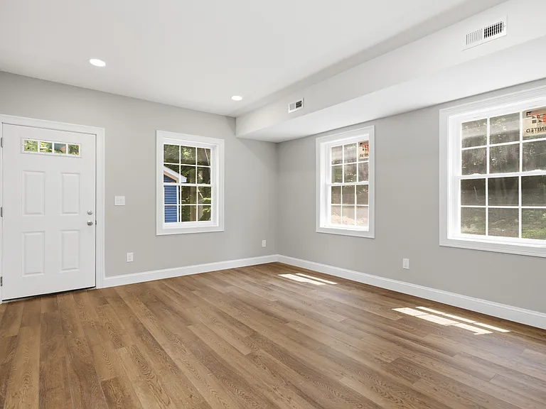 470 Oakville Ave — Photo 29