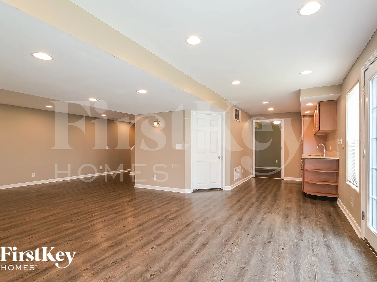 5 bed, 3.5 bath, 2322 sqft, $3,365 — Photo 3