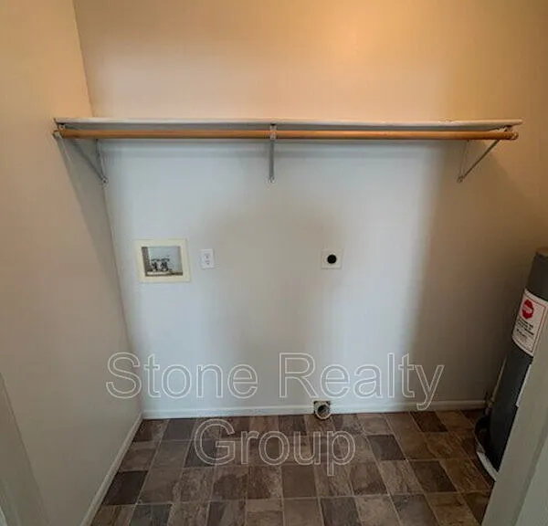689 N 25th St — Photo 6
