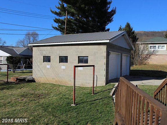 5th image of 215 Miller St