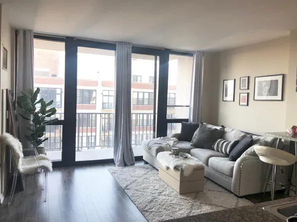 210 S Desplaines St APT 1408, Chicago, IL 60661