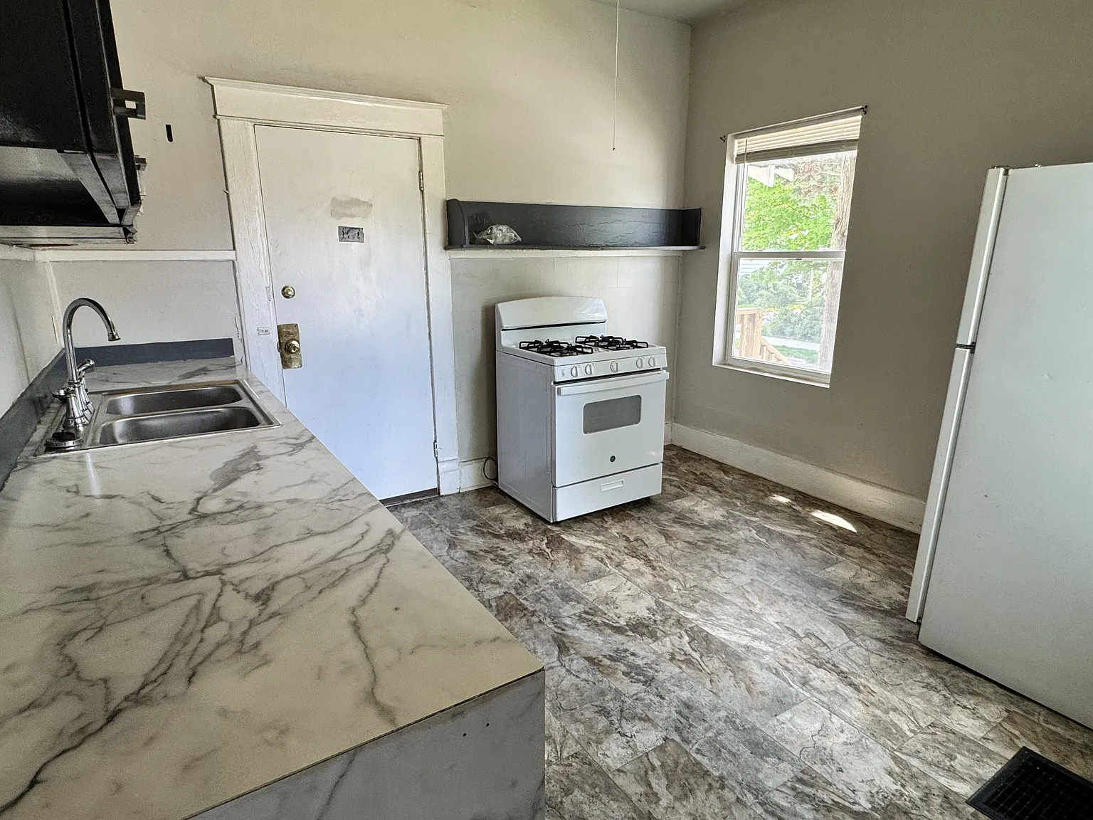 719 W Walnut - 1 — Photo 4
