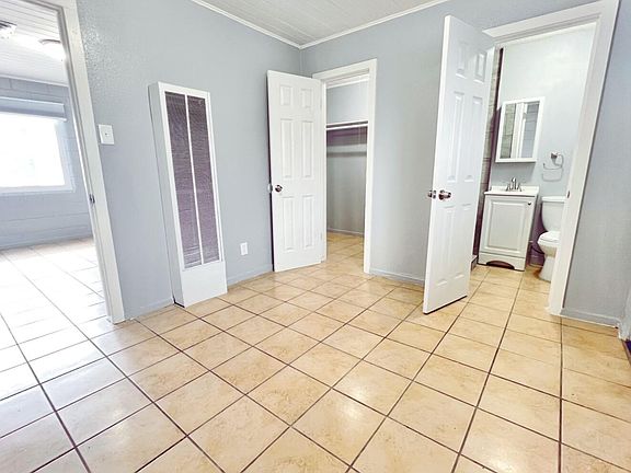 3rd image of 1028 Alvarado Dr SE